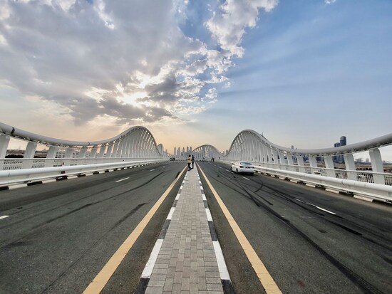 広々としたドバイの道路