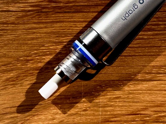 消しゴムは繰り出し式