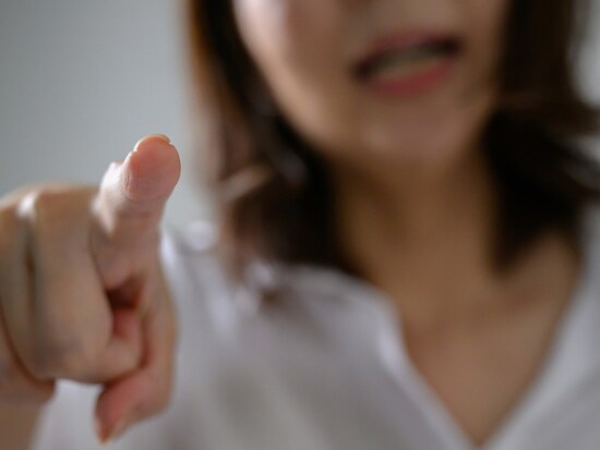 妻をおとしめる発言をする弟に、義姉が一喝。