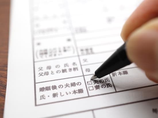 婚姻制度に違和感を持つ女性は多い。夫や妻としての役割に縛られることもある。