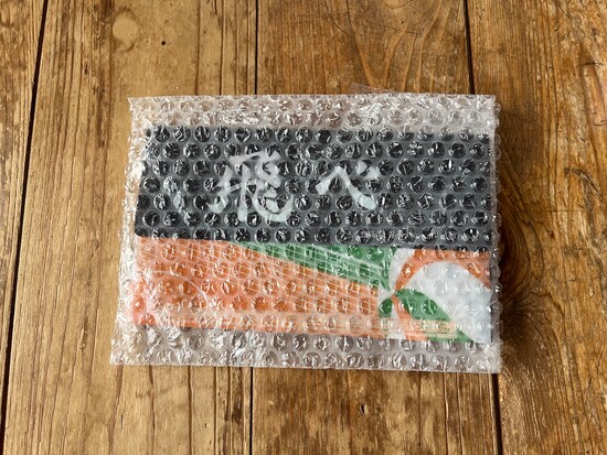 傷がつきそうな物は、エアクッションで包む