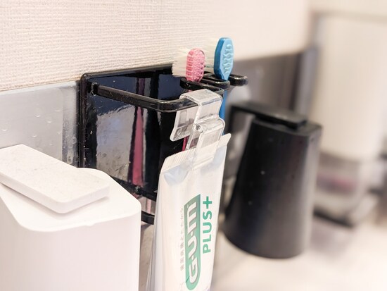 歯磨きチューブを「薬味チューブフック」で掛ける