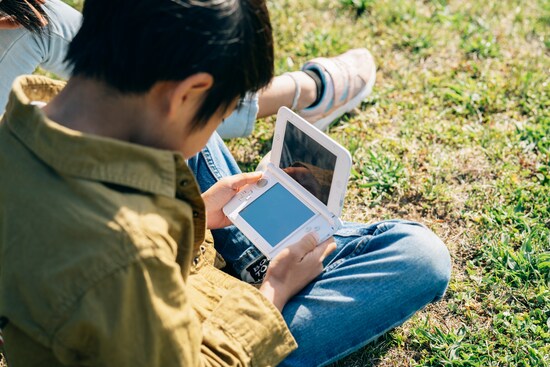 公園でゲームをして遊ぶ子ども