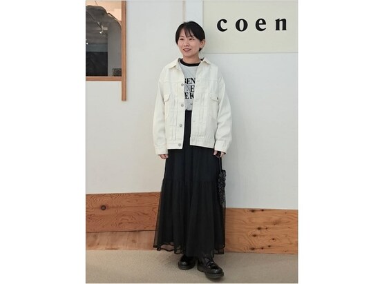 顔まわりを明るく見せる白ジャケットは使いやすい　出典：WEAR