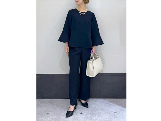 使い勝手のいいブラウスはフレアスリーブがおしゃれ見え　出典：WEAR