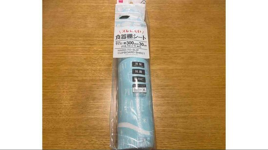 ダイソーの「ズレにくい食器棚シート（英字キッチン柄）」はおしゃれな柄つき