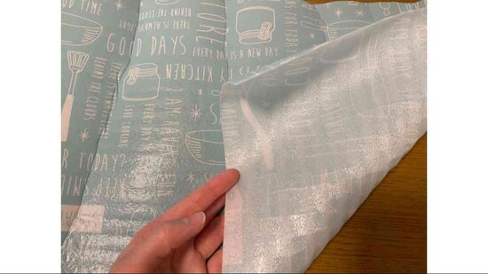 ダイソーの「ズレにくい食器棚シート（英字キッチン柄）」のサイズを紹介