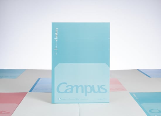「キャンパス フラットが気持ちいいノート」は、Campusのロゴを変形させるなど、かなり思い切ったデザインの表紙にすることで、機能を表現した
