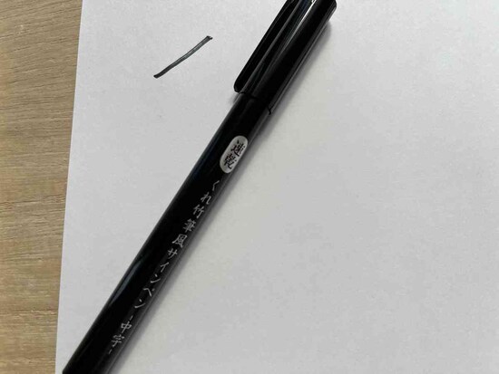 セリアの「速乾筆風サインペン」は中字タイプ。サインペンのようで書きやすい