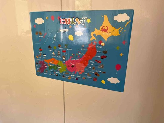 ダイソーの「おふろでおけいこ 日本地図」は都道府県の名産品や観光地がイラストで描かれている