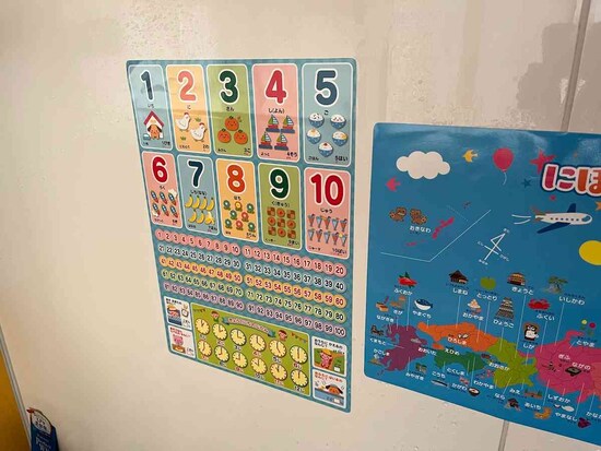 ダイソーの「おふろでおけいこ　すうじ」には100までの数字や時計が描かれている