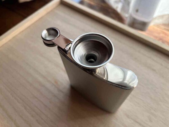 ダイソーの「スキットル」では付属の漏斗を使ってお酒を入れる