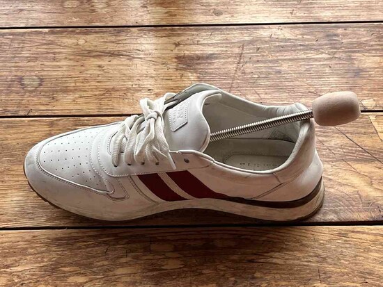 ダイソーの「シューズキーパー」のバネ部分は硬いので、力を入れて曲げる