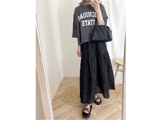 シワ加工のスカートは扱いやすく、軽やかさもあって◎　出典：WEAR