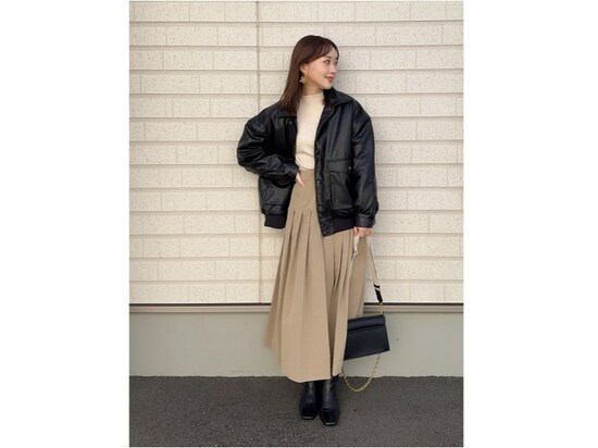 途中から切り替えでプリーツが入っているトレンド感高めのデザインも　出典：WEAR