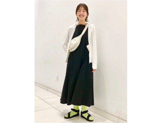 ワンピースにさらっと羽織っても◎　出典：StyleHint