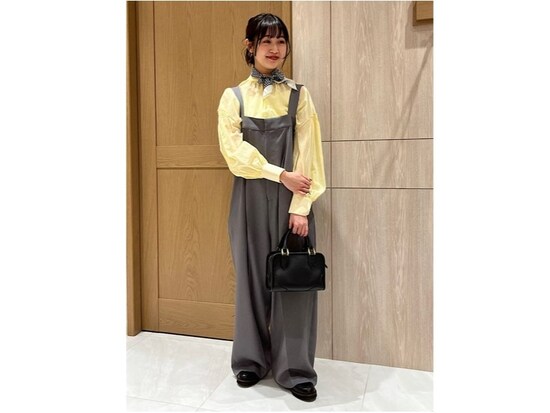 優し気な雰囲気で肌なじみのいいバターイエローは大人も取り入れやすい　出典：WEAR