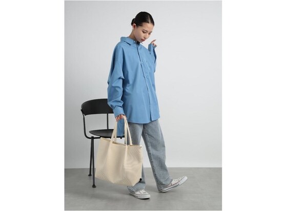 ブルーのシャツを同じブルーデニムと合わせたワントーンコーデがいちおし　出典：WEAR