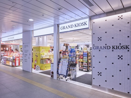 新横浜駅コンコースに7カ所ある売店のうち、1番広い「グランドキヨスク新横浜」（提供画像）