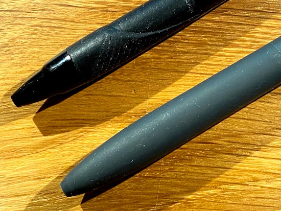 上がスタンダード、下が新シングル。ペン先のギリギリまでラバ－グリップがオーバーラップしているため、シームレスなデザインになっているし、変則的な持ち方も可能になった。低価格の筆記具で先端部分がグリップと一体になっているのは珍しいのだ