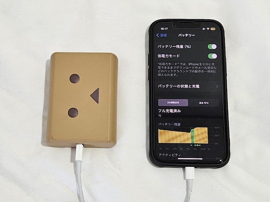 中型バッテリーの例、cheero Pocheri Danboard ver. 10000mAh（重さ187g）※充電端末はiPhone 13 mini