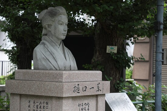 樋口一葉胸像