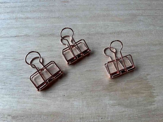 ダイソーの「リーンクリップ（ブロンズカラー、M、3個）」は線状のクリップ