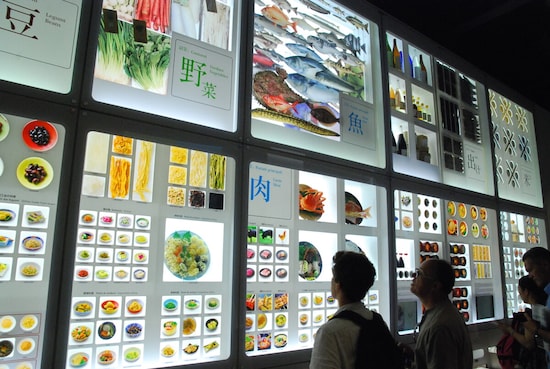 ミラノ万博日本館の展示。日本食の特徴をパネルやパフォーマンスで紹介した
