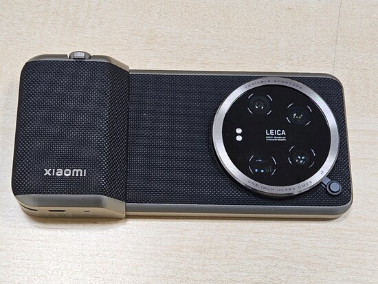 フォトグラフィーキットを装着したXiaomi 14 Ultra