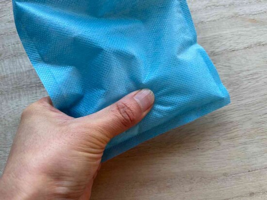 ブルーの携帯用エチケット袋に水を入れると、ゲル状になる