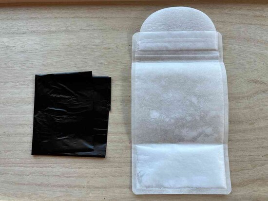 白い携帯用エチケット袋にも黒ビニール袋が付属
