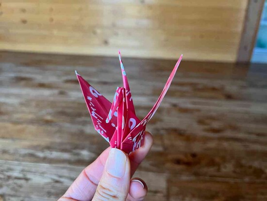 どことなくレトロな雰囲気の折り鶴に
