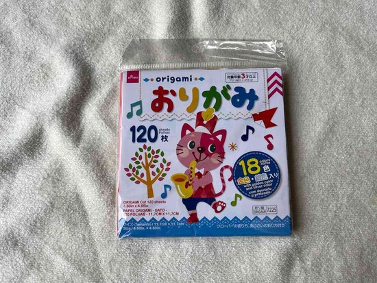 ダイソーの「折紙（ねこ、１２０枚、１１．７ｃｍｘ１１．７ｃｍ）」