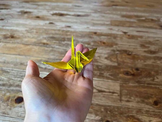 ダイソーの「折紙（ねこ、１２０枚、１１．７ｃｍｘ１１．７ｃｍ）」で作った鶴