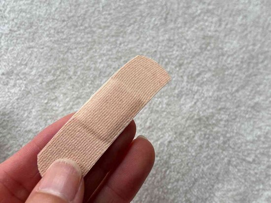ダイソーの「救急！！　キズテープ　布絆創膏　Ｍサイズ　20枚入」は少し厚みがある
