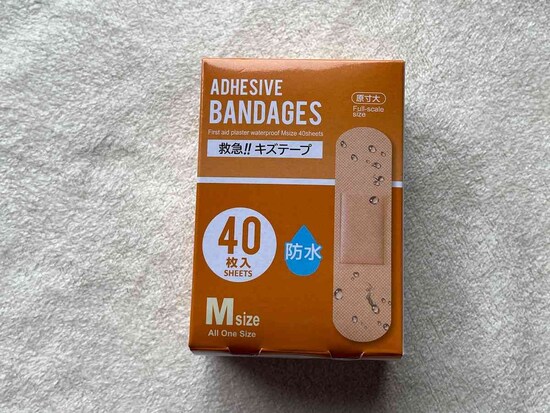 ダイソーの「救急！！　キズテープ　防水　Ｍサイズ　40枚入」