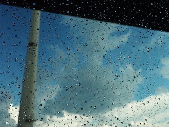 窓に付いた水滴にピントを合わせて撮影。幻想的な世界が撮れる。
