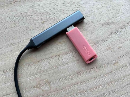 「薄型USB3.0ハブ　（USB4ポート）」にUSBメモリを差し込んで、デスクトップのパソコンに接続