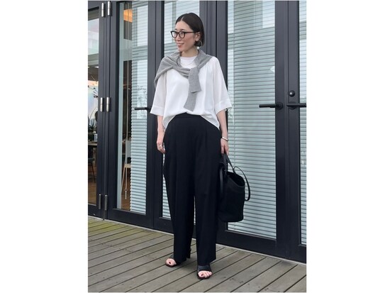 シンプルな白Tシャツにメガネを合わせてクリーンな着こなしに　出典：WEAR