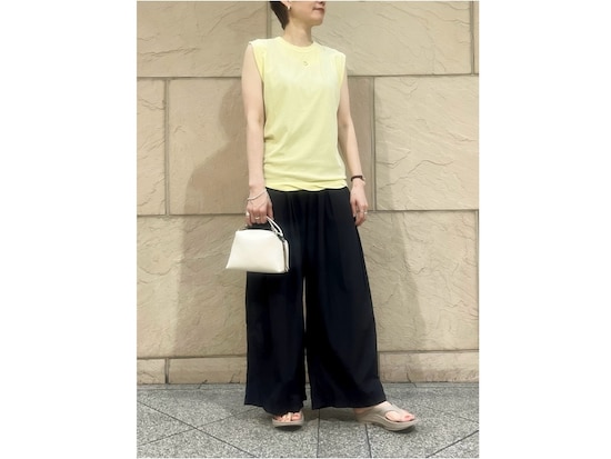 ボリュームたっぷりのワイドパンツは上半身をコンパクトに　出典：WEAR