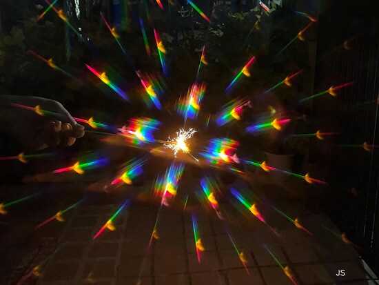 花火鑑賞用フィルターを通して線香花火を写した様子
