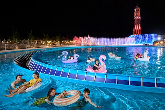 大プールの周囲には流れるプールもあります。夜には音楽噴水ショー「ウォーターマジック」も見られます ©ハウステンボス/J-21520