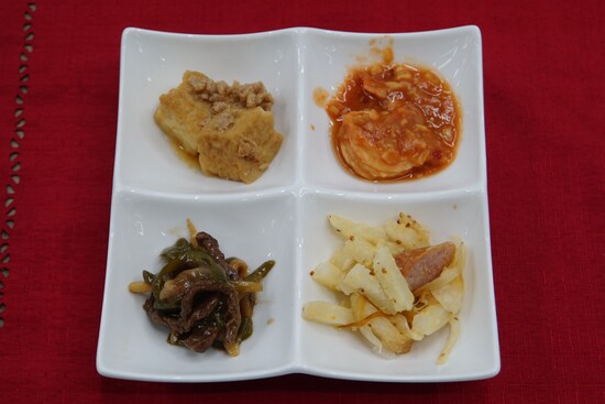 写真左上が「厚揚げの肉みそあえ」、右上が「えびのチリソース」、左下が味の素の「Cook Do」を使用した「チンジャオロースー」、右下が「ウインナーと冷凍ポテトのマスタード炒め」
