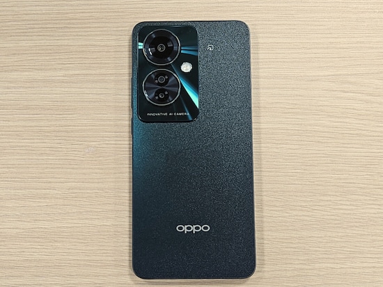 OPPO Reno11 Aの背面（本体カラーはダークグリーン）