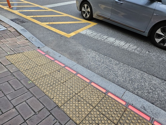 歩道上のLEDライト