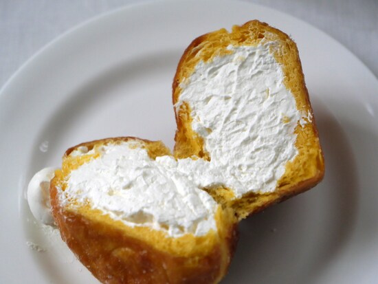 「生ドーナツ」は中にたっぷりとクリームが詰まっているものも。画像は「UNI DONUTS」のホイップ