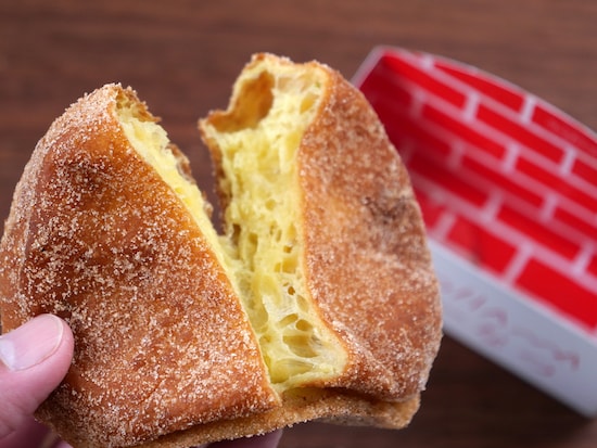 皮ごと釜で焼いたカボチャをマッシュして練り込んであるので生地が黄色っぽい