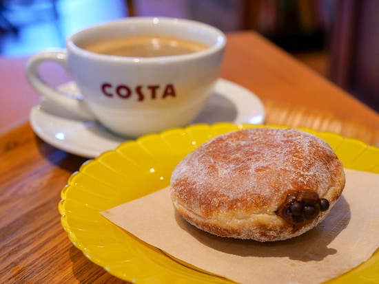 すべてのパンはドリンクオーダーで店内・テラス席でのイートインも可。画像は生ドーナツ ショコラ（374円）とオリジナルブレンドコーヒー（418円）※イートイン価格