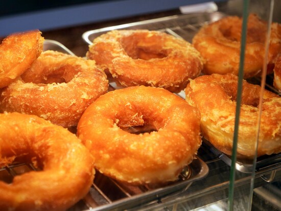 リング状の生地に衣をつけて揚げる台湾ドーナツ