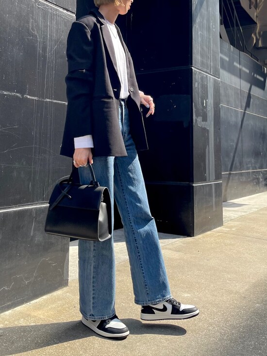 ジャケットのインナーにも合わせられるベーシックなデザインで使いやすい　出典：WEAR